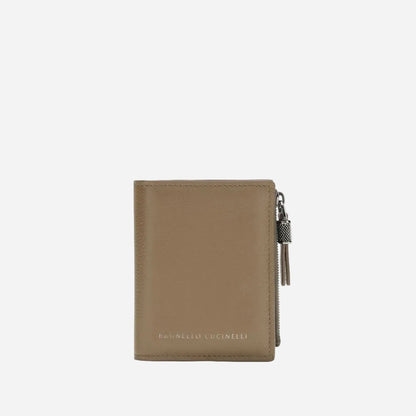 Brunello Cucinelli cartera compacta · Piel granulada tawny · 11,5 cm