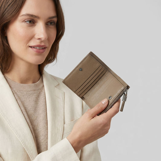 Brunello Cucinelli cartera compacta · Piel granulada tawny · 11,5 cm